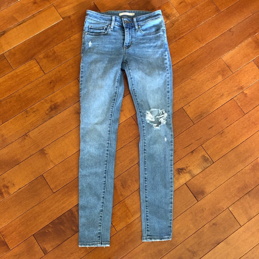 Light wash Levi’s 711 skinny jeans